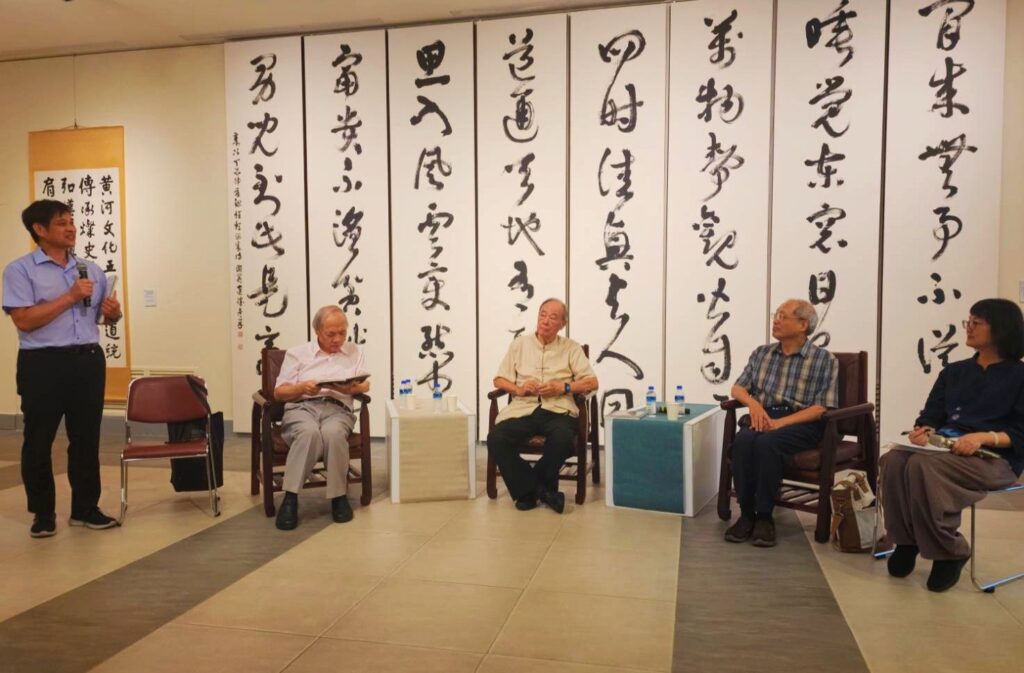 ▲澹廬書學會理事長李建德(左一)擔任書家對談活動的引言人,提綱挈領地將對談書法家的談論內容精簡闡述,表現亮眼。(記者 辛澎祥/攝)