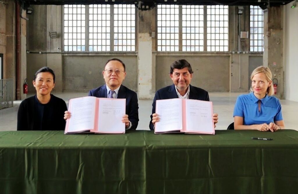 ▲史哲部長（左二）與巴黎藝文園區基金會簽署合作意向書。（圖/文化部 提供）