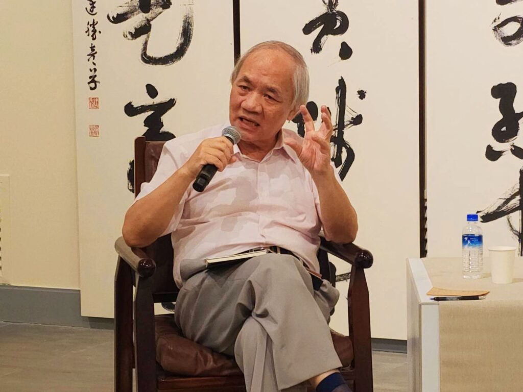 ▲中華弘道書學會名譽理事長張穆希認為,書法已是生活的一部份,用心寫字將達到內外兼修的境界。(記者 辛澎祥/攝)