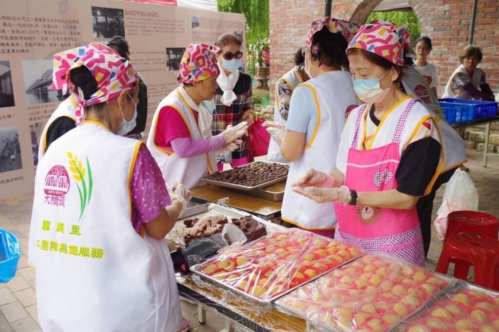 ▲國順公園現場製作的各類米食，吸引里鄰民眾的期待品嚐。（記者 詹佳綺/攝）