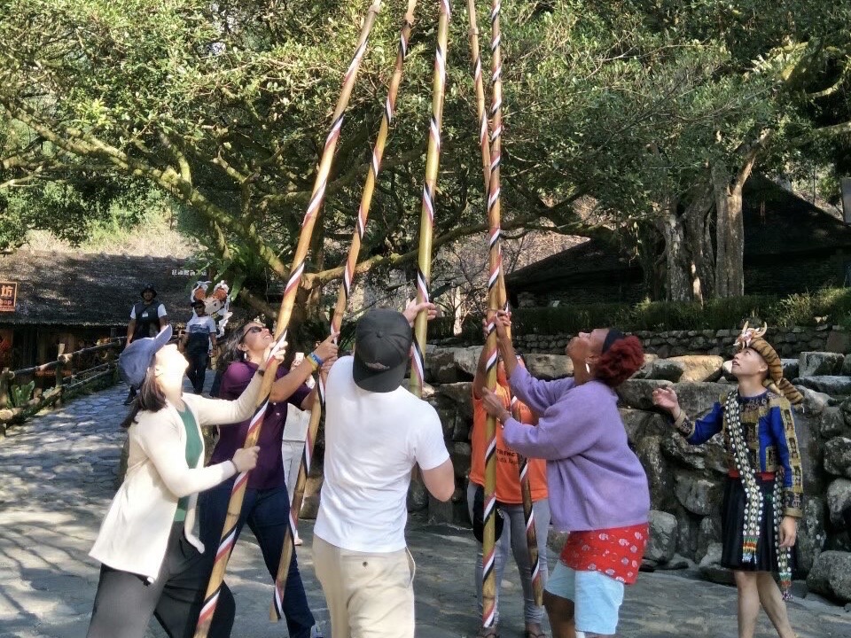 ▲國際青年旅客體驗台灣觀光遊樂園展現的原住民族傳統文化。（圖/觀光局 提供）