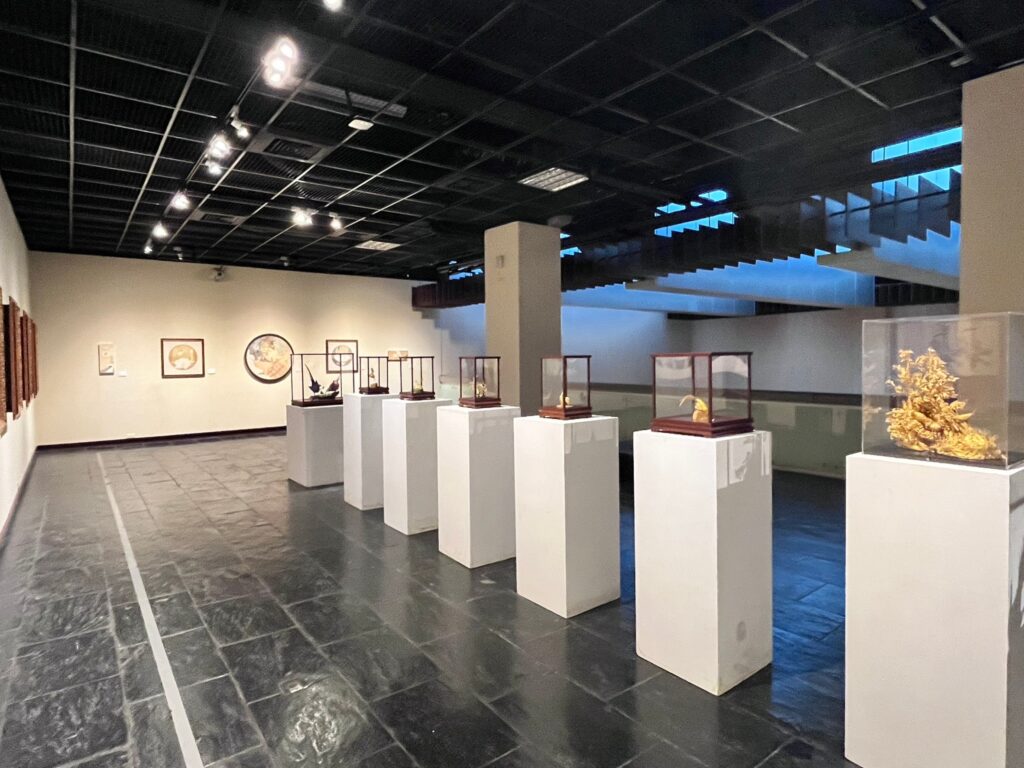 傳統工藝類得主陳一中,作品《純金 花‧草‧鳥‧蟲》將大自然之一隅微縮呈現,其精細程度令人嘆為觀止。(圖/文化局提供)