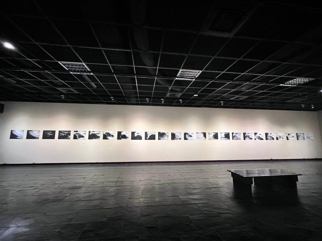 攝影類得主林彣鴻作品《浪》,黑白單純調性展現豐富層次的海浪變化,呈現攝影技法。(圖/文化局提供)