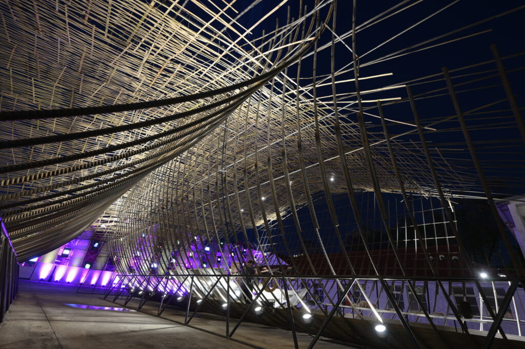 由林聖峰建築師與徐暋盛工藝師共同合創，運用竹材、鋼筋兩樣原始的材料，創造「鷂-飄浮的停機坪」的工藝裝置。（圖/工藝中心提供）
