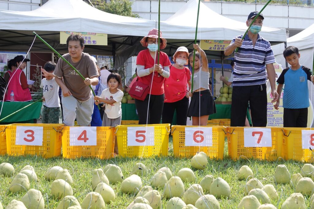 ▲活動現場舉辦釣柚子比賽，趣味十足。（圖/新北市農業局 提供）