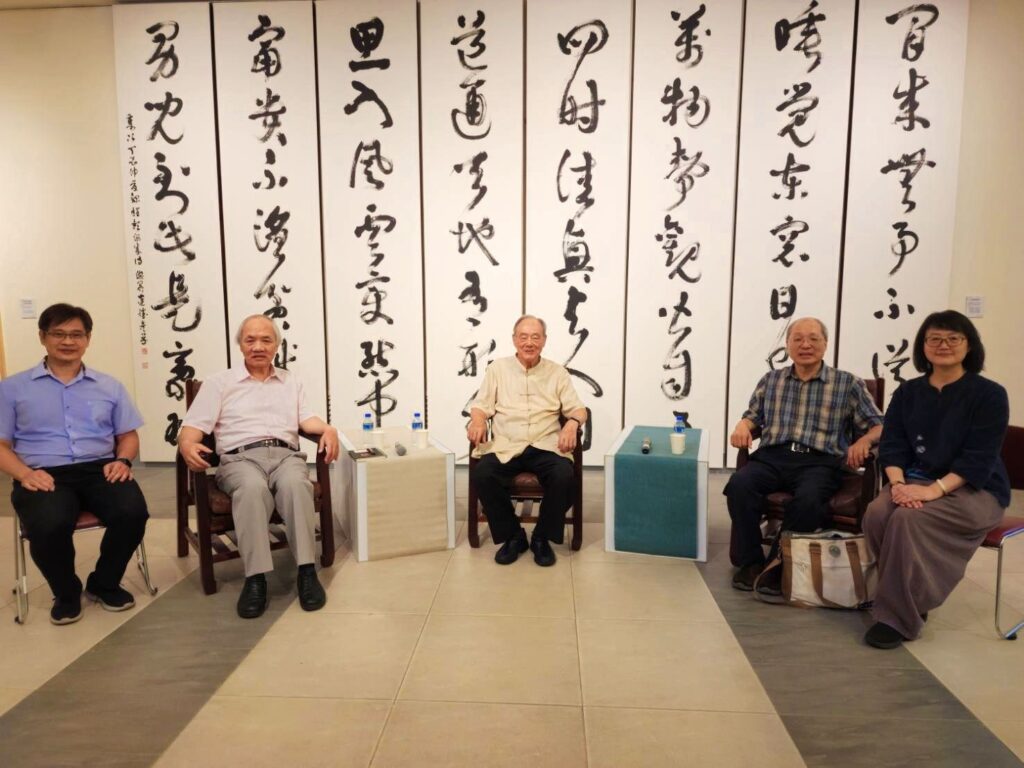 ▲書家對談受到書界的高度重視,活動也獲致豐碩的民意回饋成果,主要書家組成李建德(左起)張穆希、連勝彥、林隆達與連瑞芬,愉快的合影留念。(記者 辛澎祥/攝)