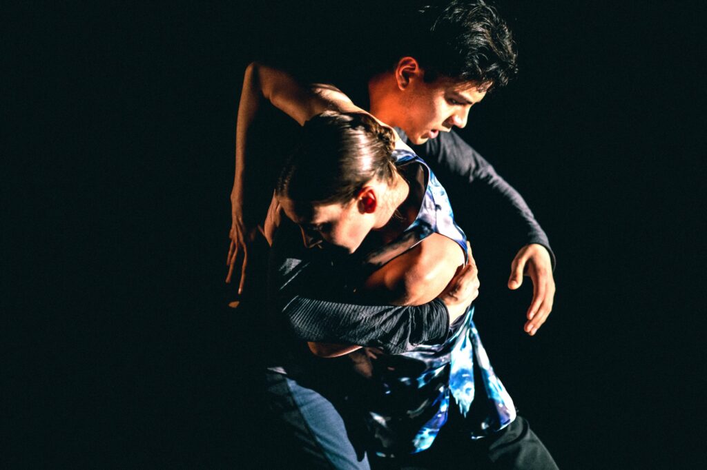 荷蘭舞蹈劇場NDT 2之加拿大編舞家克莉絲朵．派特（Crystal Pite）的《救援的10首二重奏》。（圖/臺中國家歌劇院提供）