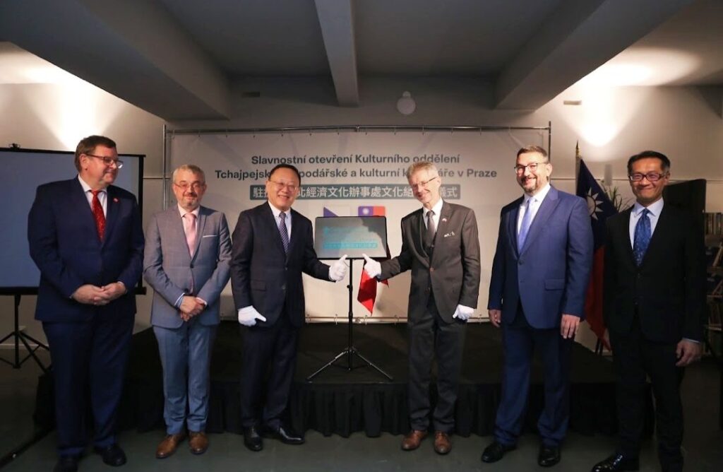 ▲史哲部長（左三）參訪捷克國家技術博物館，受到館方高層的熱烈歡迎。（圖/文化部 提供）