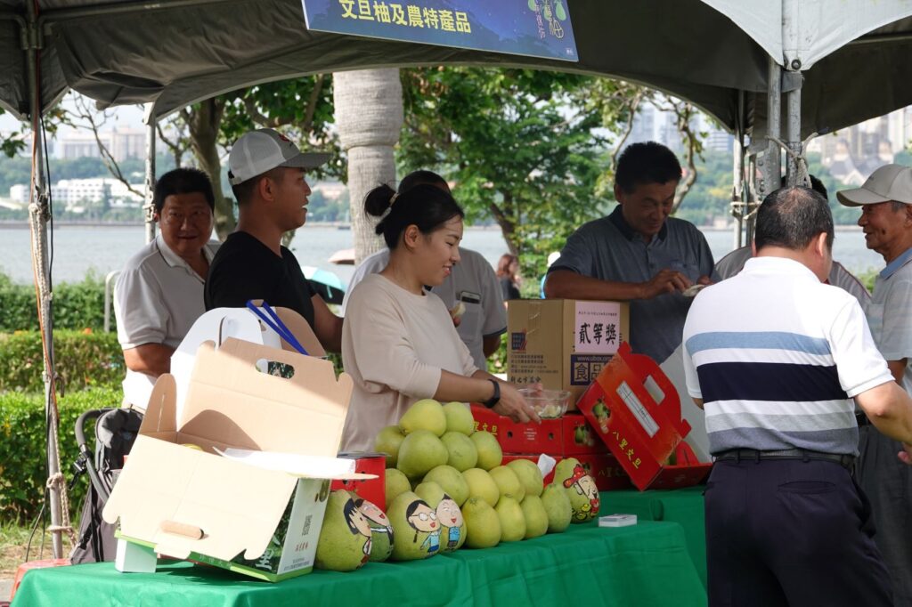 ▲民眾踴躍購買上市的文旦柚。（圖/新北市農業局 提供）