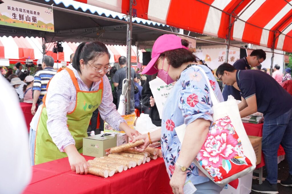 ▲民眾選購山藥相當踴躍。（圖/新北農業局 提供）