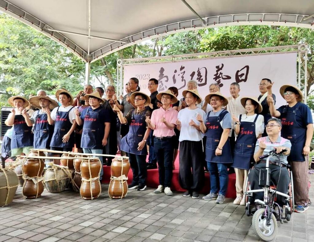 ▲陶藝界與各界貴賓代表齊力慶祝臺灣陶藝日活動。（圖/工藝中心 提供）