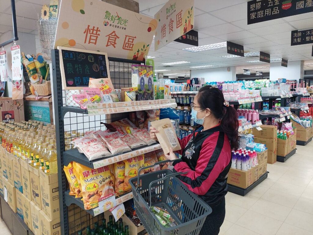 ▲民眾在惜食區購買食品或商品，響應世界糧食日活動。（圖/新北農業局 提供）