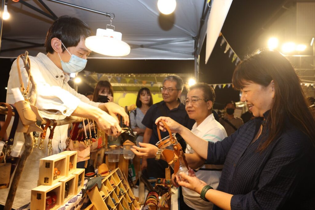 ▲文化部次長李靜慧(右)在活動現場欣賞文創商品十分開心。(圖/文化部 提供)