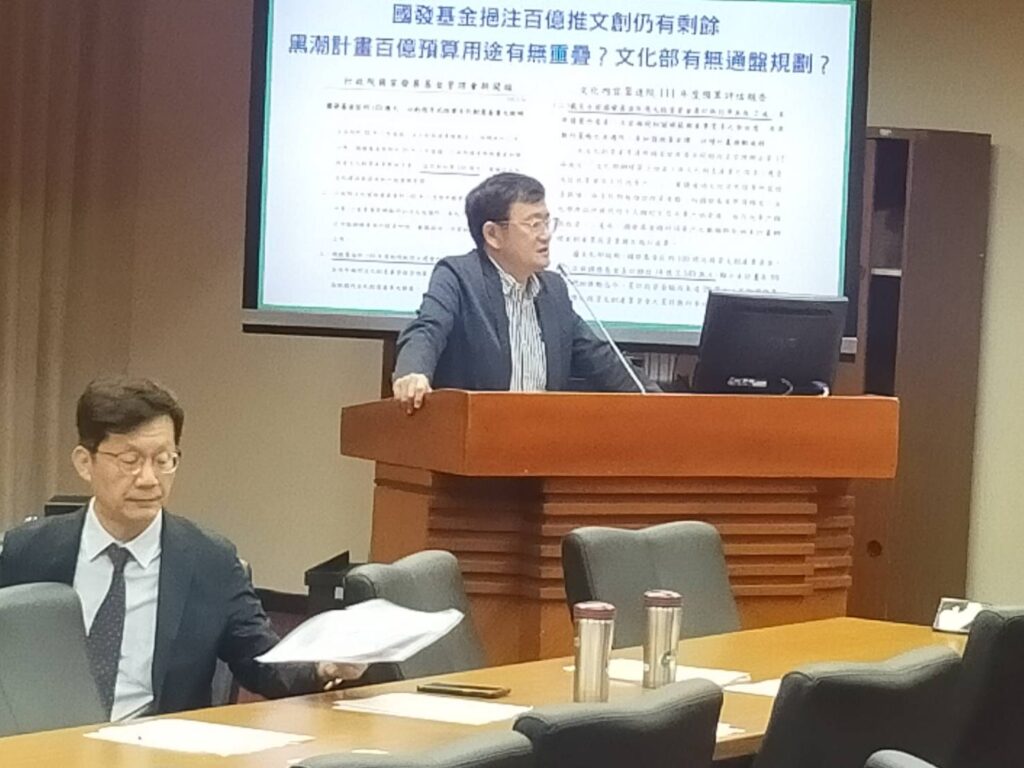 ▲立委黃國書質詢史哲部長並提醒預算的分配與執行要顧及公允，避免曡床架屋之爭議。（記者 辛澎祥/攝）