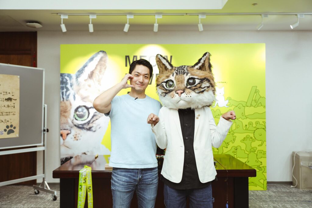 ▲蔣萬安市長與貓市長在市長室合影。（圖/文化局提供）