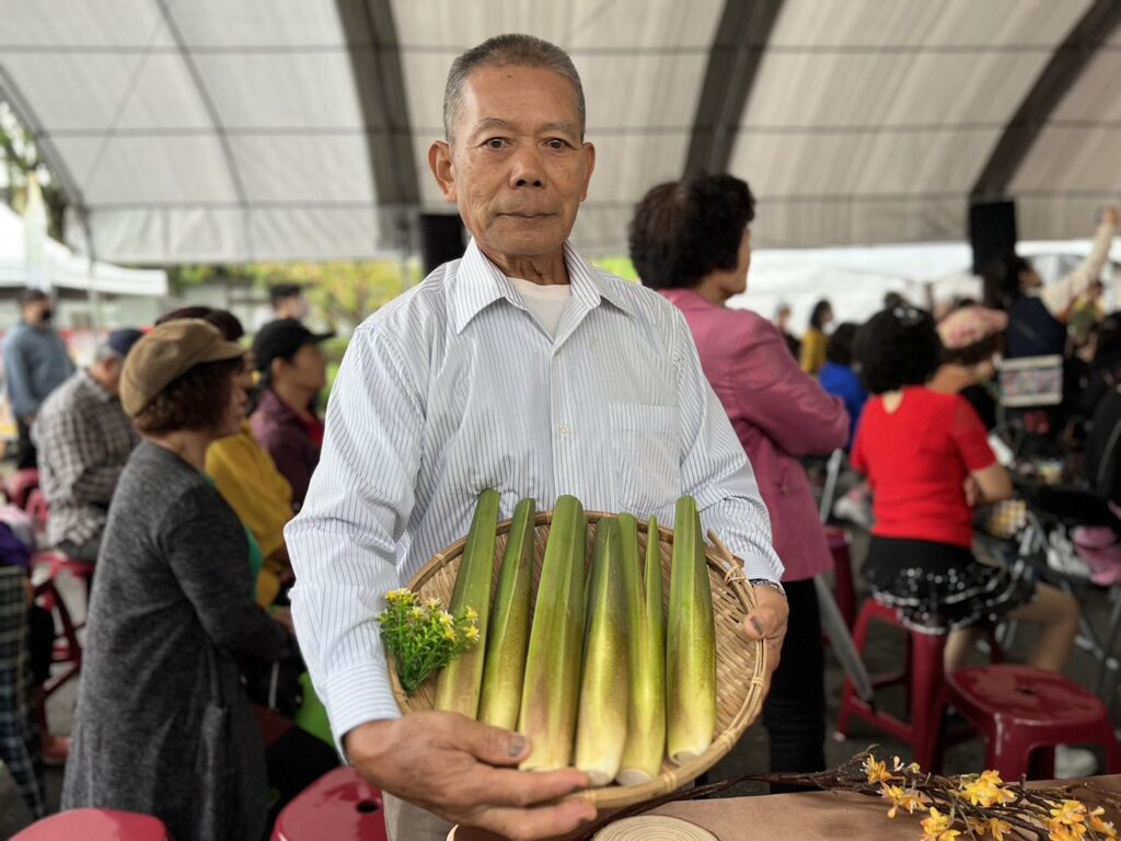 ▲得獎農民展示所栽種的優質筊白筍。（圖/新北農業局 提供）