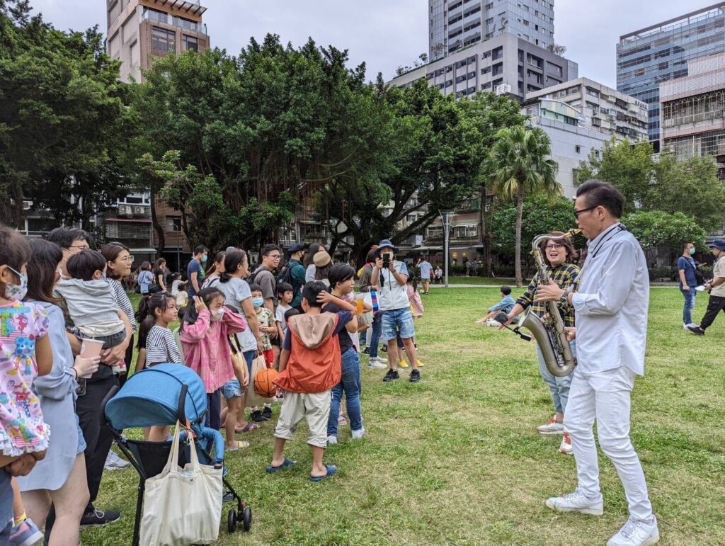 ▲赤峰草地音樂會的舉辦，讓民眾開心投入，充滿歡樂氣氛。（圖/台北市商業處 提供）