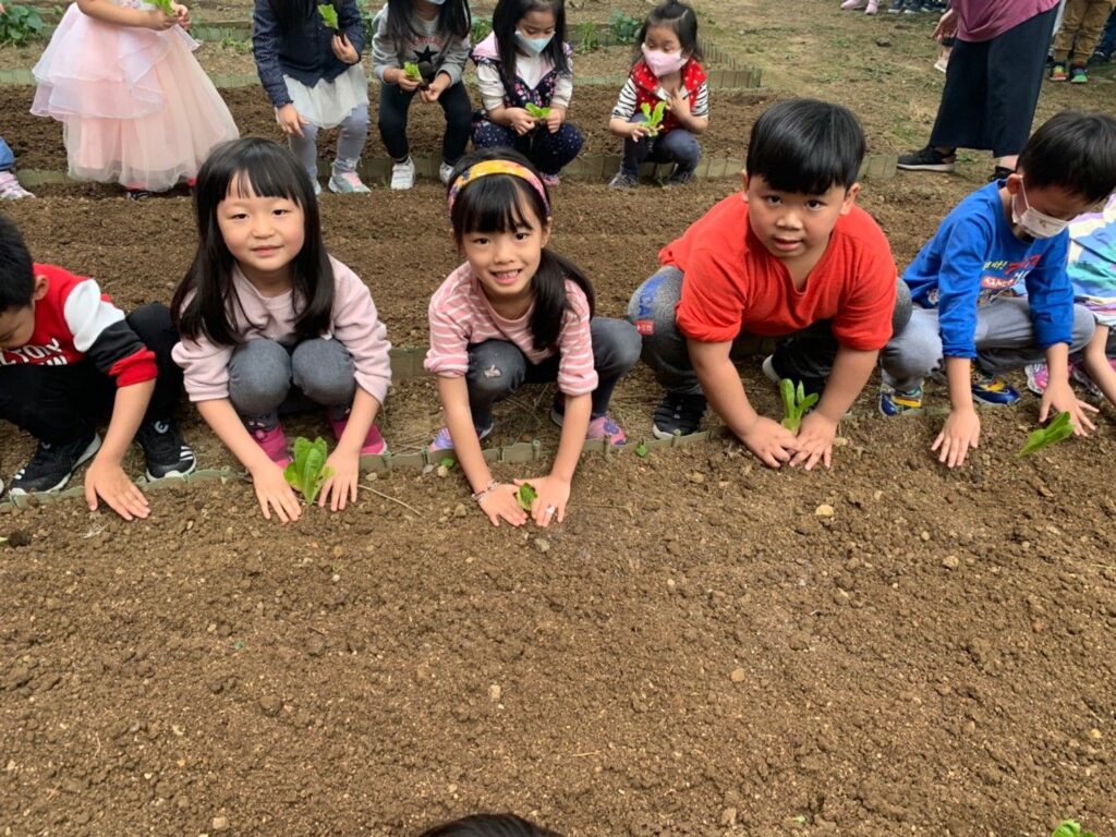 ▲孩童學習栽種農作與惜食，讓世界糧食日活動更具正面意義。（圖/新北農業局 提供）