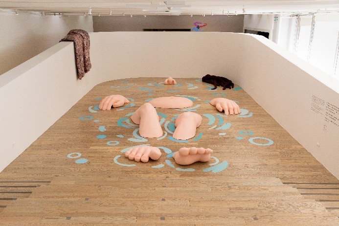 艾蜜莉．法奕夫( Emilie FAÏF )《洗澡》，2023，塑膠、紙漿、壓克力顏料、油氈板，尺寸依空間而定。臺北市立美術館委託創作。