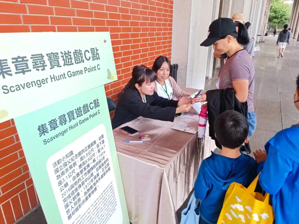 集章遊戲尋寶活動,親子參與熱烈。(記者 陳安婷/攝)
