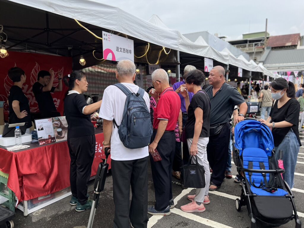 民眾逛精萃時光咖啡農創市集選購產品。（圖/新北市農業局提供）