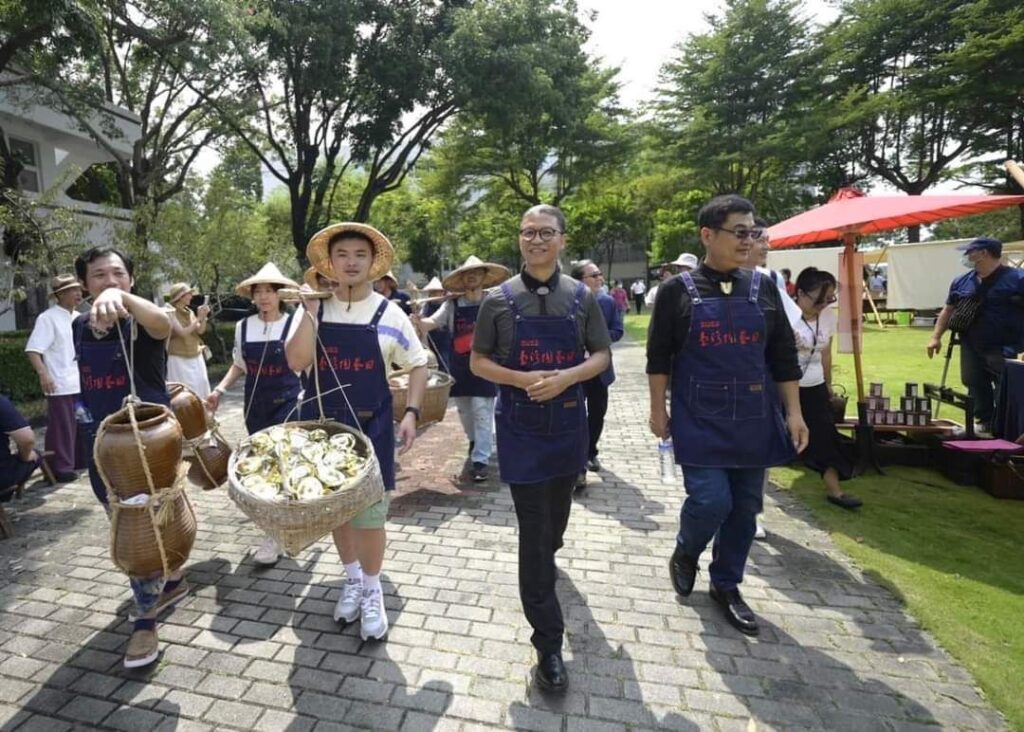 ▲工藝中心陳殿禮主任（中）在臺灣工藝聯盟總會長陳啟村（右）的陪同下在展場與攤位演出單位密切互動。（圖/工藝中心 提供）