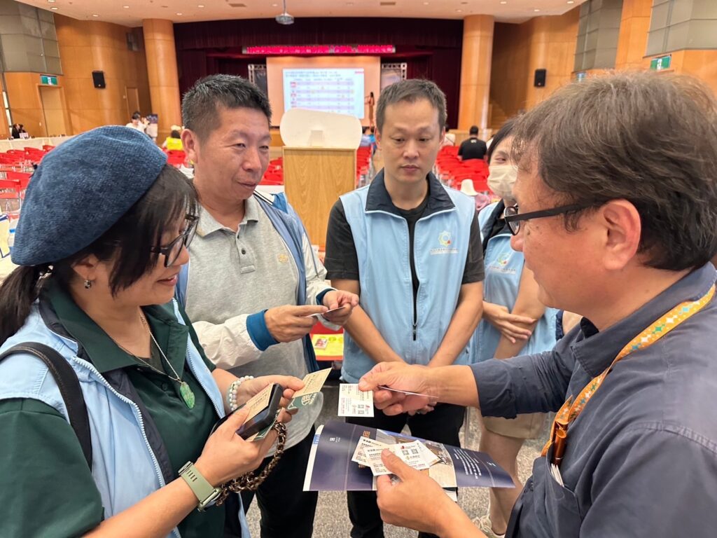 ▲各旅行旅宿業及相關觀光產業業者於推介會中互遞名片交流。（圖/新北觀旅局 提供）