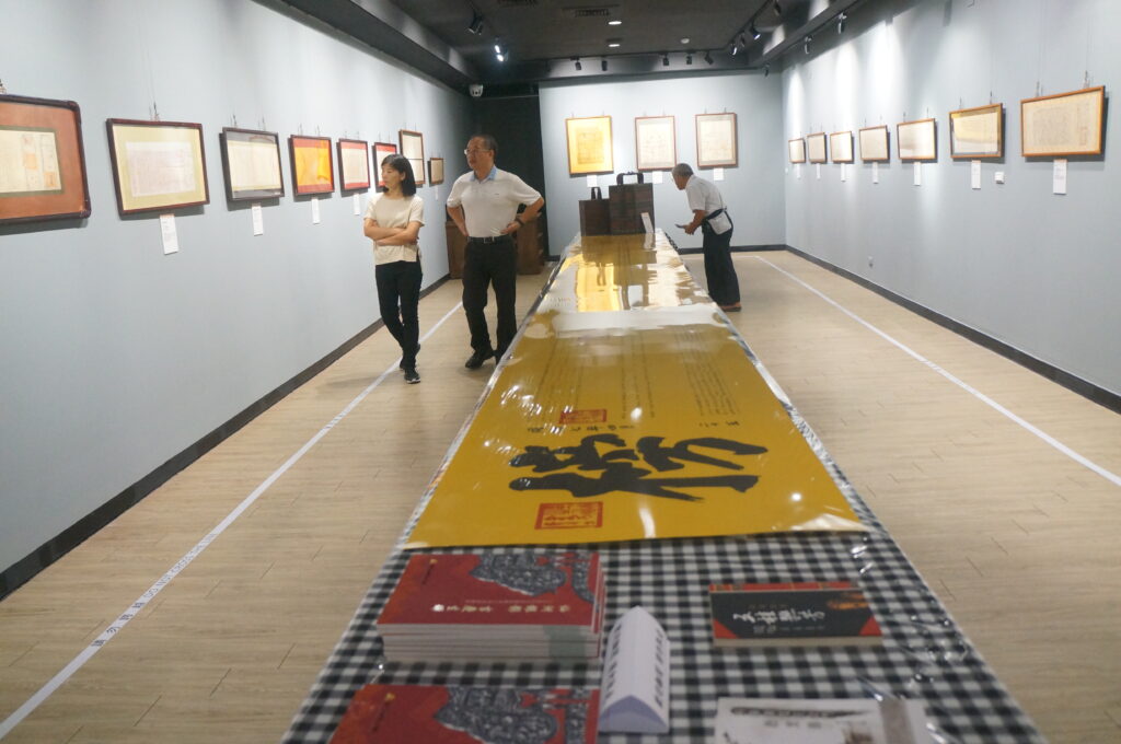▲王水衷所捐獻的文物特在金門文化局展覽廳展出。(圖/金門文化局 提供)