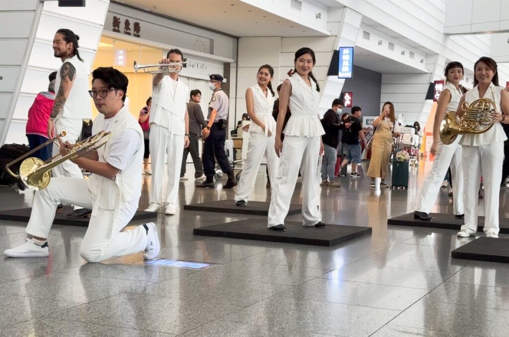 雙十連續假期，桃園國際機場安排踏響號角快閃演出與旅客同歡。（圖/桃場公司提供）