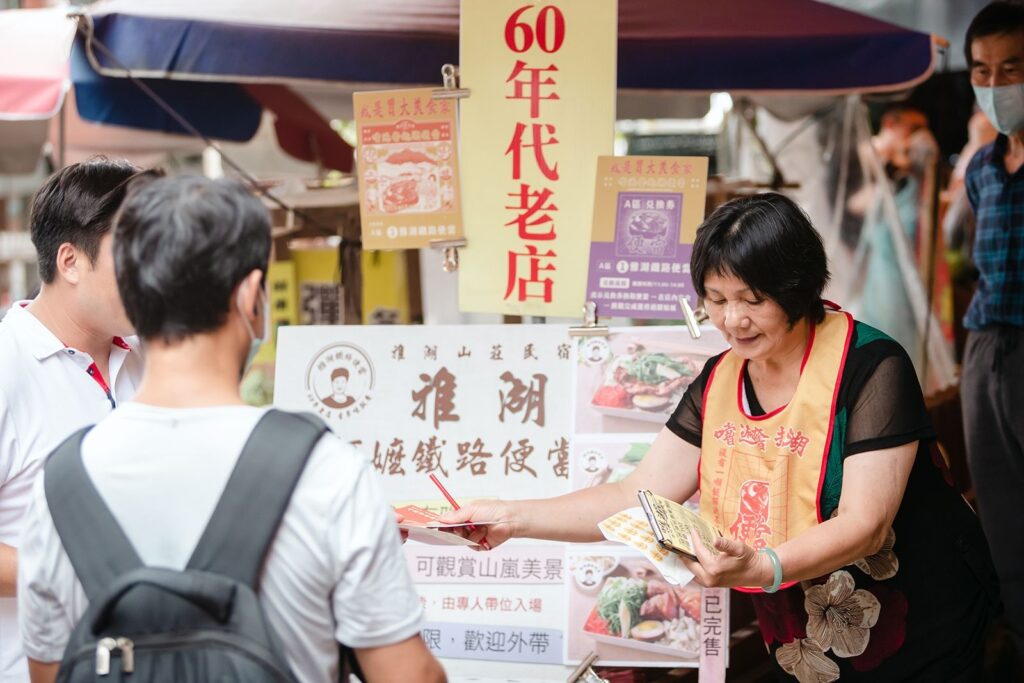 ▲賣便當的60年老店，吸引民眾熱情排隊購買便當。（圖/阿里山風管處 提供）