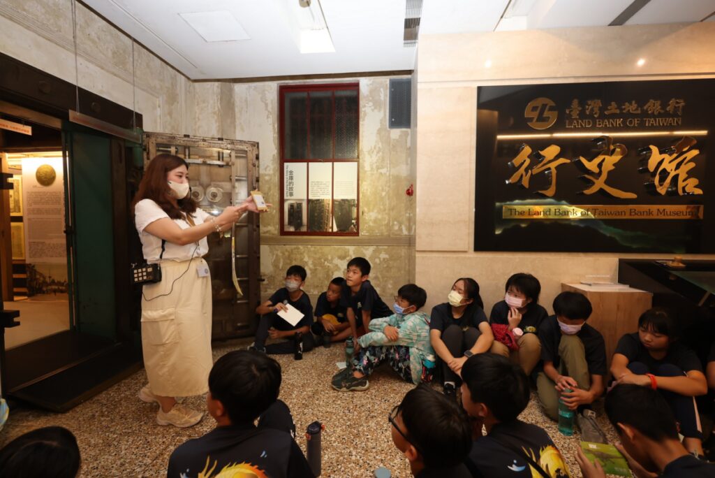 三峽區龍埔國小參觀由銀行華麗變身的古生物館，認識建築歷史及金庫探秘。