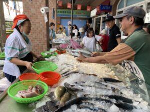 ▲淡水魚市販售新鮮漁產受到民眾歡迎。