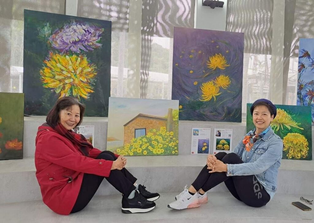 ▲知名油畫家劉玉燕老師(左)與巫佳燕老師在所展出之作品前合影。(圖/三E美術會 提供)
