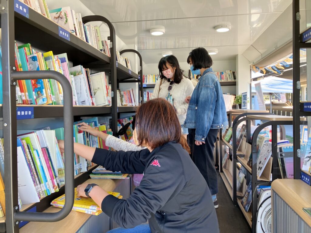 行動圖書車滿載各類主題書籍，歡迎民眾一起來享受幸福好時光。（圖/文化局提供）