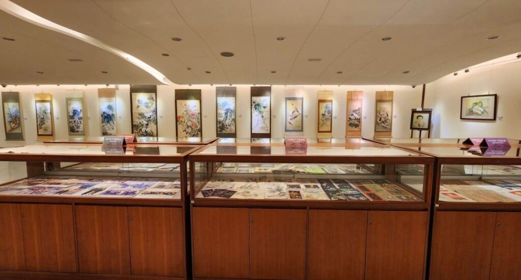 ▲洪曜平百歲紀念展的展場,除了展出精湛水墨畫作品外,尚有洪老師的珍貴文物亦在展出之列而備受關注。(記者 詹佳綺/攝)