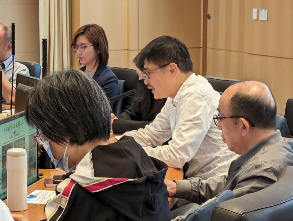 ▲新北市農業局局長李玟（中）在市政會議上說明施政理念成果。