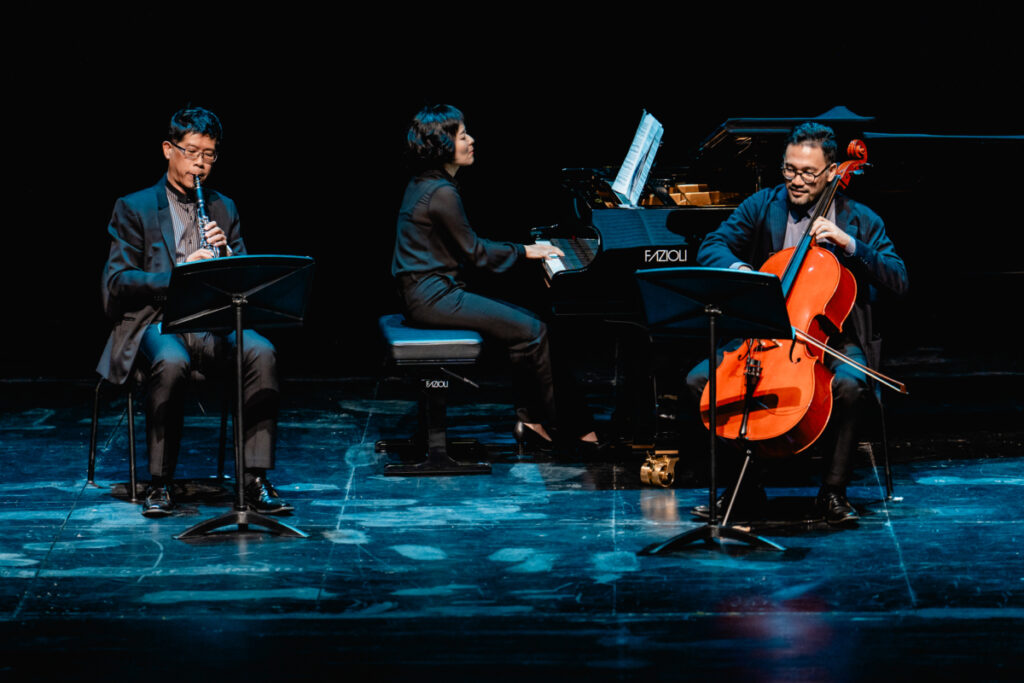 (左起)單簧管演奏家 葉明和、鋼琴家 吳亞欣、大提琴家 高炳坤記者會現場演出。攝影 林峻永 (1)