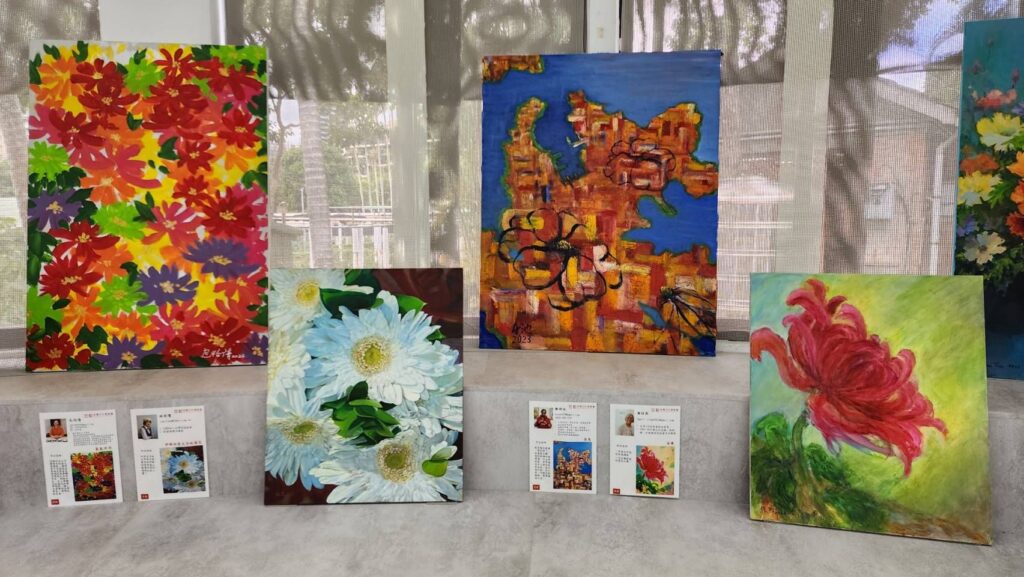 ▲參展藝術家展出不同菊花寫實與造型,格外令人心情愉悅。(記者 辛澎祥/攝)