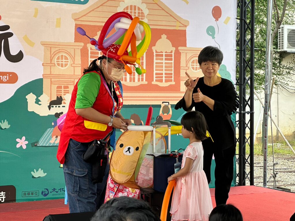 母語表演∼藝術造型氣球表演引導小朋友說母語。（圖/新竹生活美學館提供）