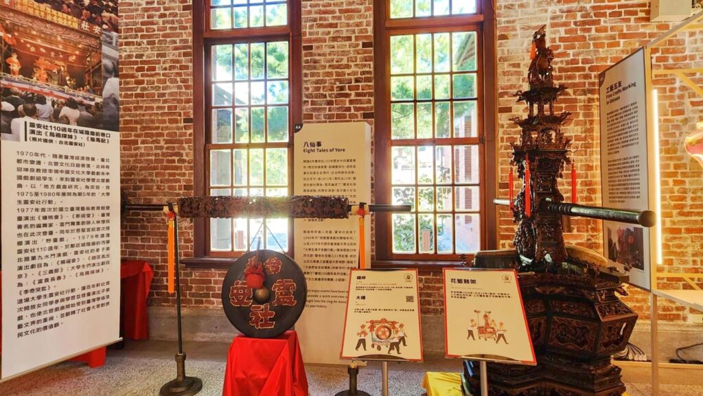 ▲現場展出多項台北靈安社工藝品，呈現傳統藝術與文化的精髓保存，極具正面傳承意義。（記者 辛澎祥/攝）