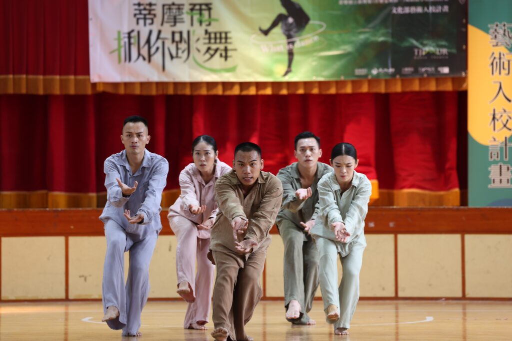 蒂摩爾古薪舞集《kemeljang．知！所以？》為融合國際、義大利、臺灣手語發展的「有聲靜默當代舞蹈」，舞者將手語融入身體語言，向世界展現藝術平權的精神。（圖/文化部提供）