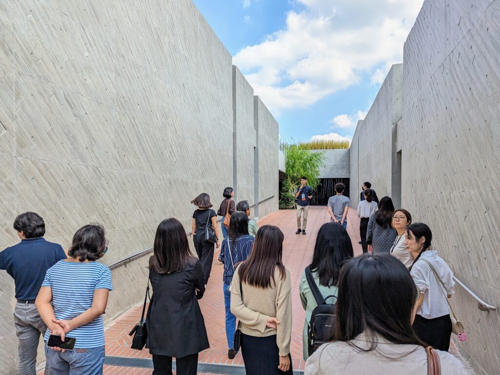 新北市美術館同仁帶領各縣市夥伴參訪藝術街坊及園區公共藝術。（圖/文化部提供）