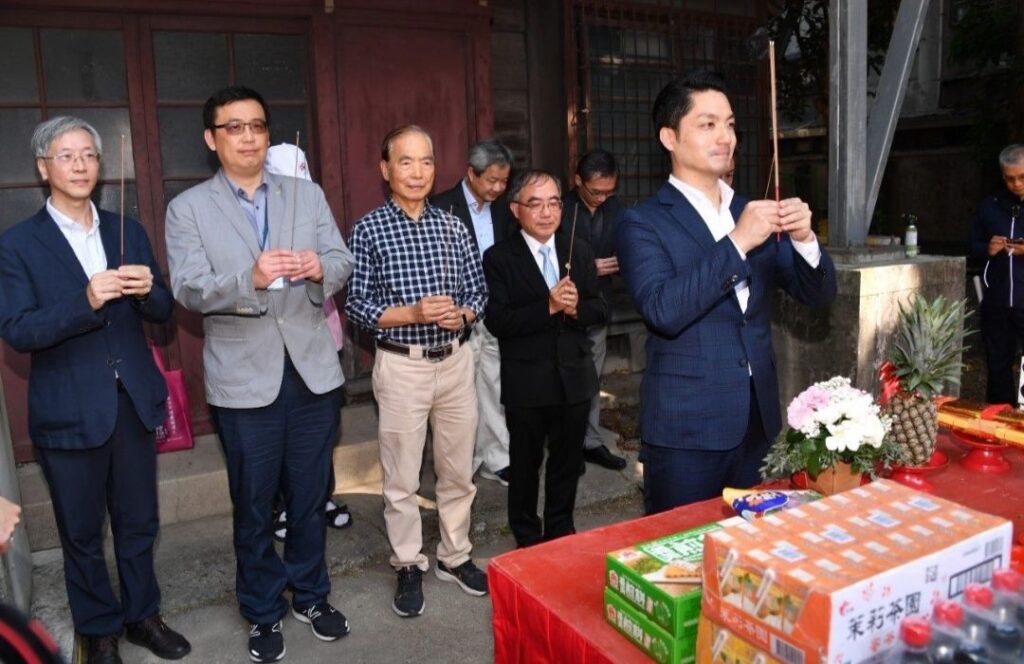 ▲台北市長蔣萬安(右)率相關機構代表馨香祝禱修復動工順利。(圖/台北市文化局 提供)