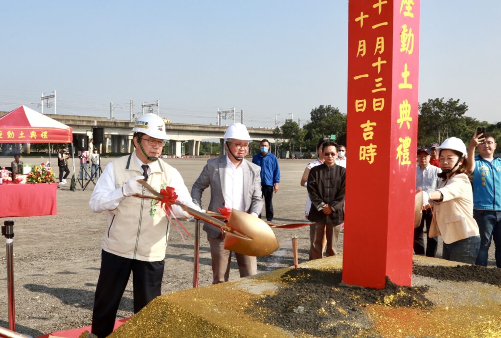 ▲台南市長黃偉哲（左）與貴賓在主燈動土儀式中為民祈福。（圖/交通部觀光署 提供）