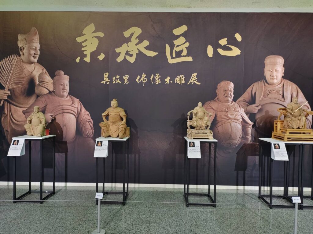 吳政男佛像木雕展，展出近30件民間傳說仙佛木雕作品。（圖/文化局提供）