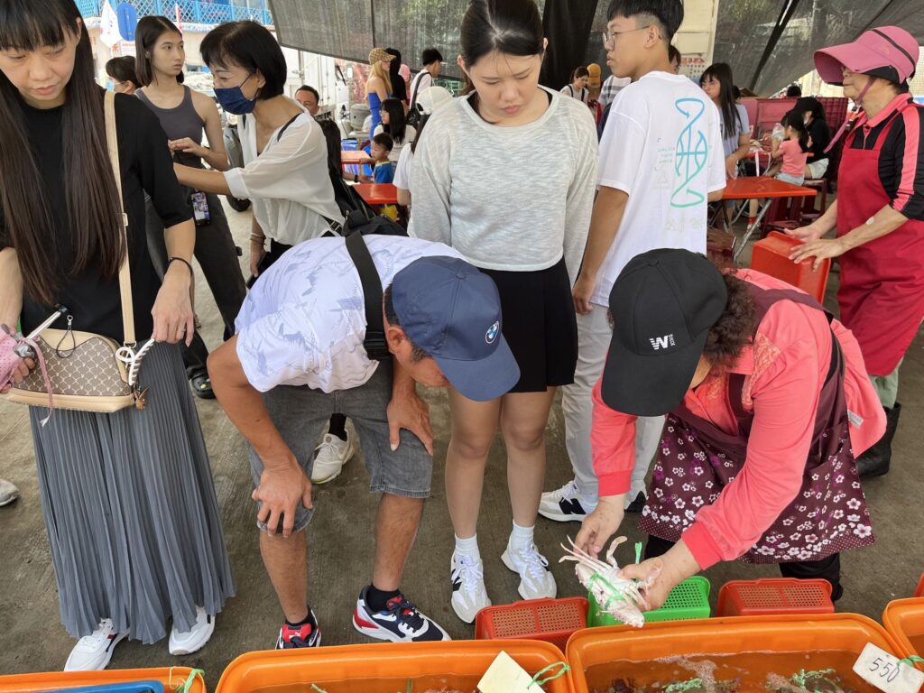 ▲民眾在野柳漁港爭買漁貨食材。（圖/新北漁業處 提供）