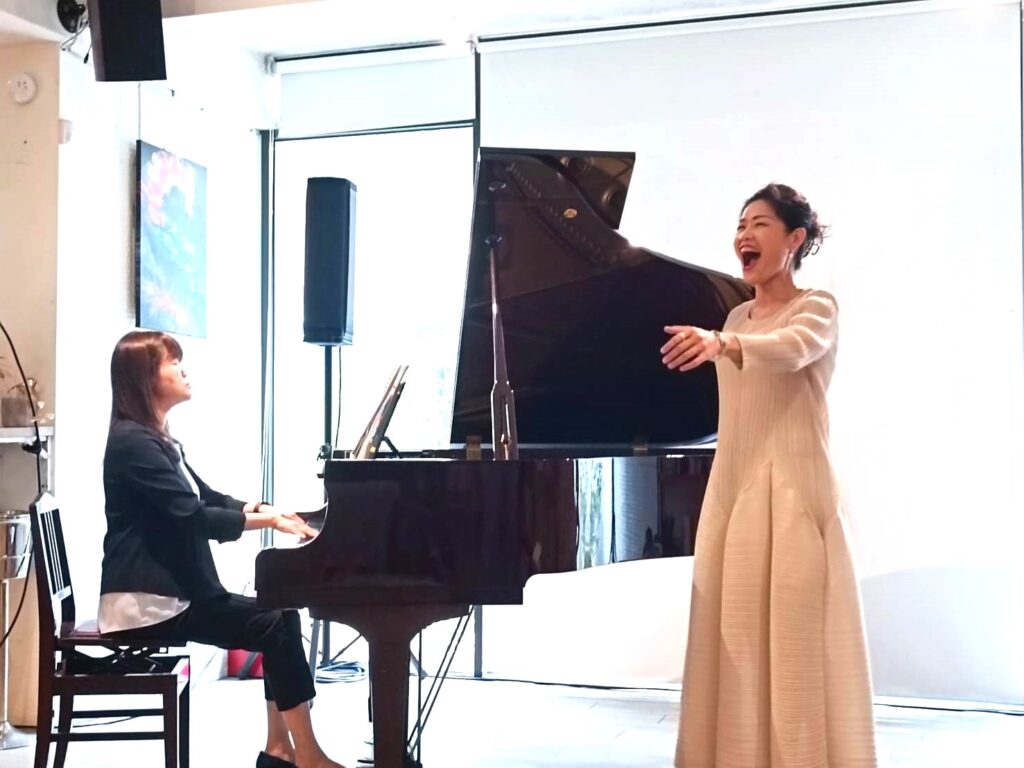 飾演神仙教母的聲樂家黃莉錦現場表演劇中詠嘆調。（記者 陳安婷/攝）