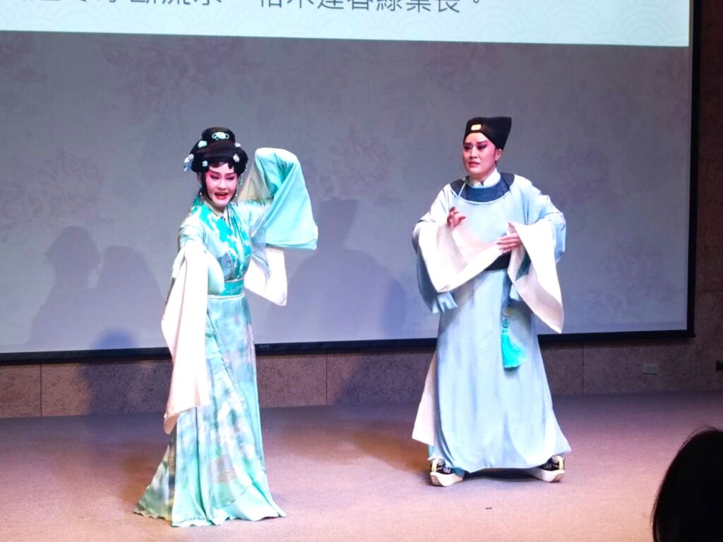 臺灣豫劇團《長安花》於記者會上演出精彩片段，劉建華飾演鄭生（右）、蕭揚玲飾演李娃。（記者 陳安婷/攝）