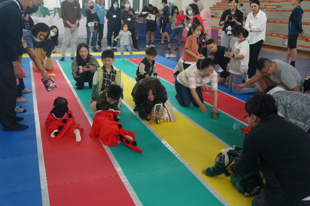 ▲親子共讀小小鐵人三項趣味賽,引起大人小孩同歡樂。(圖/金門文化局 提供)