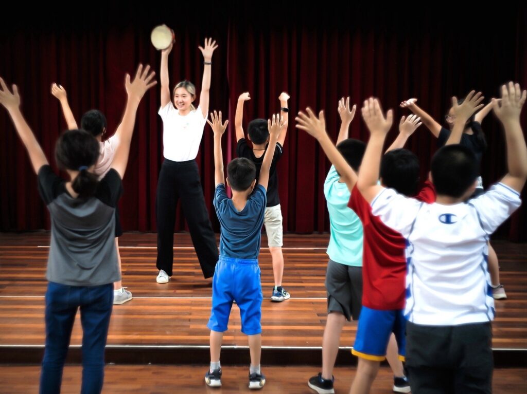 藝術團隊入校教學以鈴鼓引導學生的肢體發展。（圖/國立新竹生活美學館）